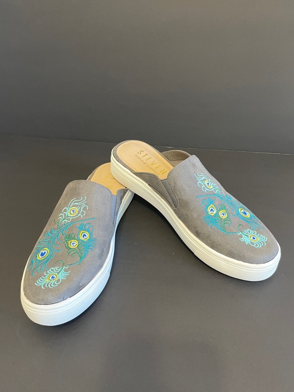 Steve Madden”Steve Natural Comfort Lora”Embroidered Peacock Feather Sneaker Mule